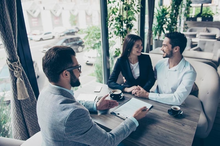 photo of a rep offering a sales guarantee